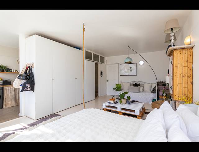 BEDROOM APARTMENT FOR SALE IN CAPE TOWN CITY CENTRE